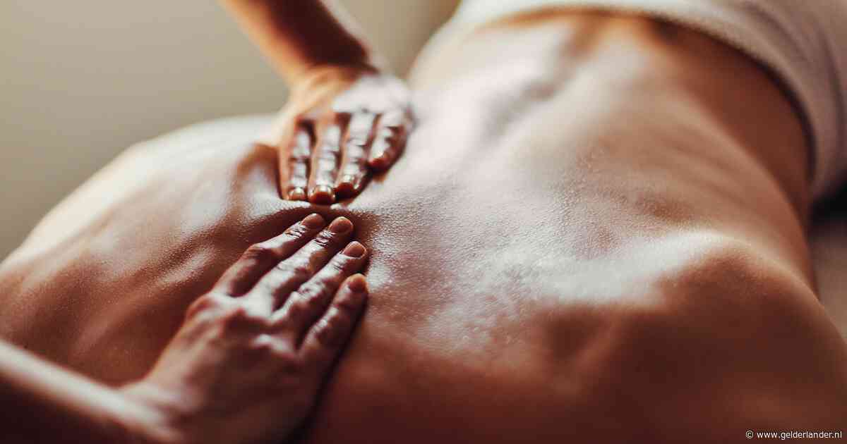 Erotische masseuse (43) verdacht van oplichten oudere man: ‘Ik trek hem leeg en houd hem aan het lijntje’