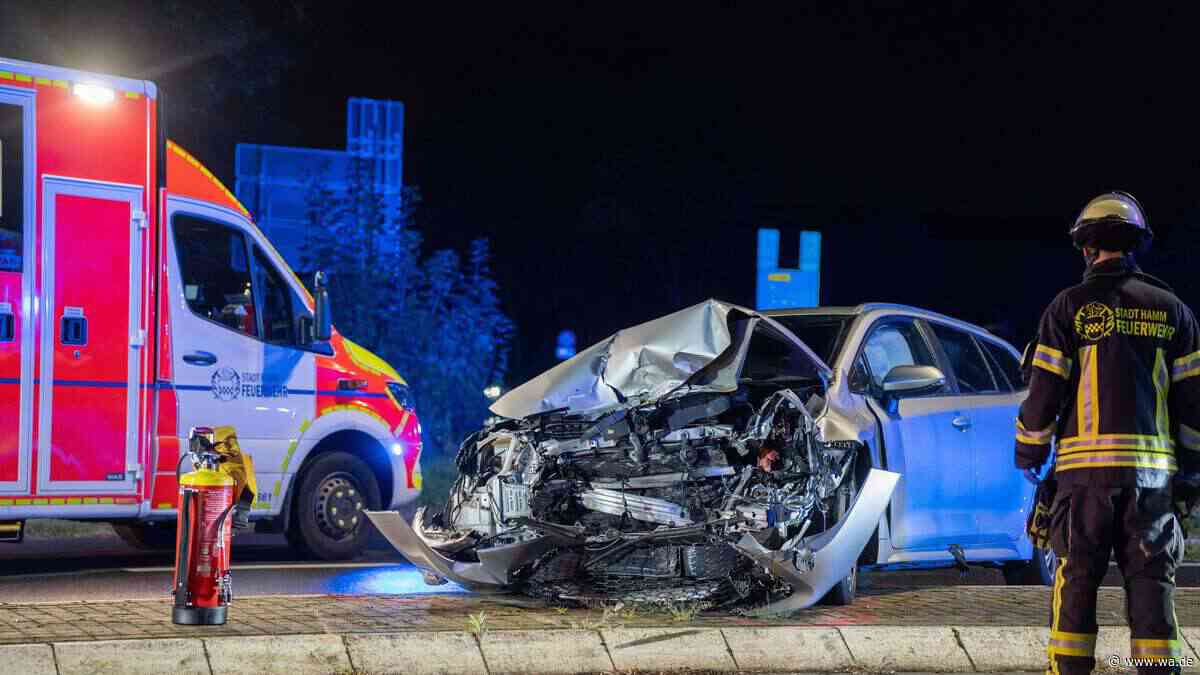 Fahrzeuge stoßen auf Kreuzung zusammen – drei Personen verletzt