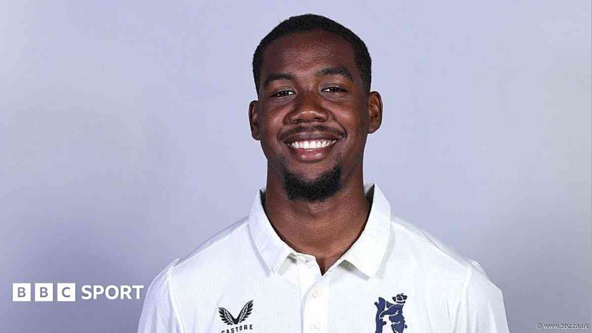 Gloucestershire sign Bears bowler Simmons
