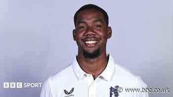 Gloucestershire sign Bears bowler Simmons