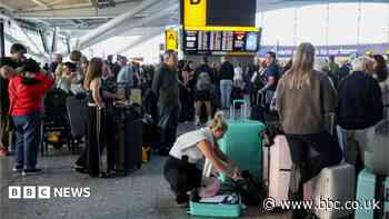More flight delays expected after hundreds cancelled by air traffic control glitch