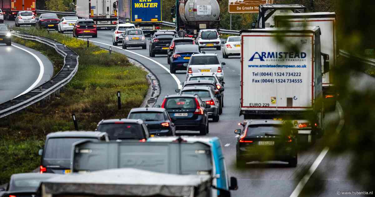 Kletsnatte dag voor de boeg, vooral voor de kustprovincies: files verwacht door ov-staking en felle regenbuien