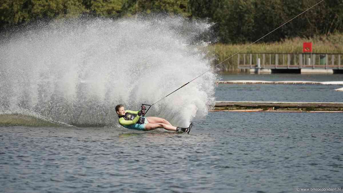WK-ganger Emma haalt op haar ski's hoge snelheden op het water
