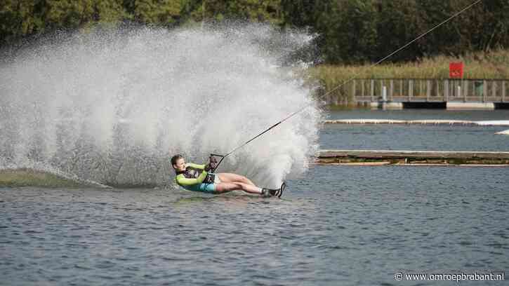 WK-ganger Emma haalt op haar ski's hoge snelheden op het water