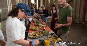 Lange tafels vol met eten dat anders in de kliko zou eindigen: ‘In onze kantine wordt behoorlijk veel weggegooid’