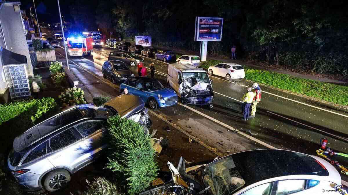 Tesla gerät außer Kontrolle – heftiger Unfall mit vier Fahrzeugen