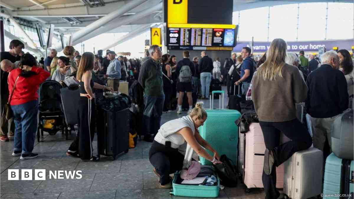 More flight delays expected after hundreds cancelled by air traffic control glitch