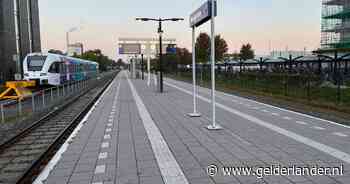 Treinen en bussen staan stil • Stations uitgestorven • Informatie op borden klopt niet