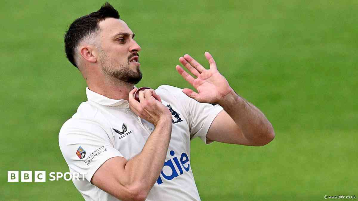 Bamber boosts Bears as Glamorgan crumble