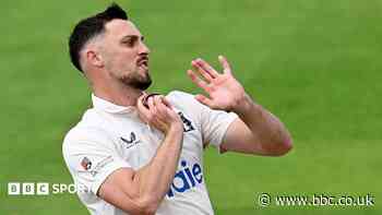 Bamber boosts Bears as Glamorgan crumble
