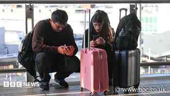 More flight delays expected after hundreds cancelled by air traffic control glitch