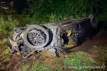 Auto crasht en vliegt in brand, bestuurder zwaargewond