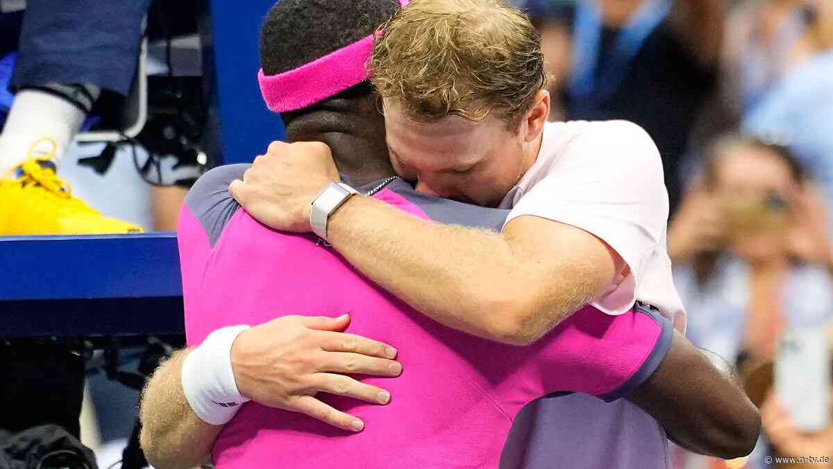 Großer US-Open-Moment: Tennisprofi Michelsen weint in den Armen seines Gegners