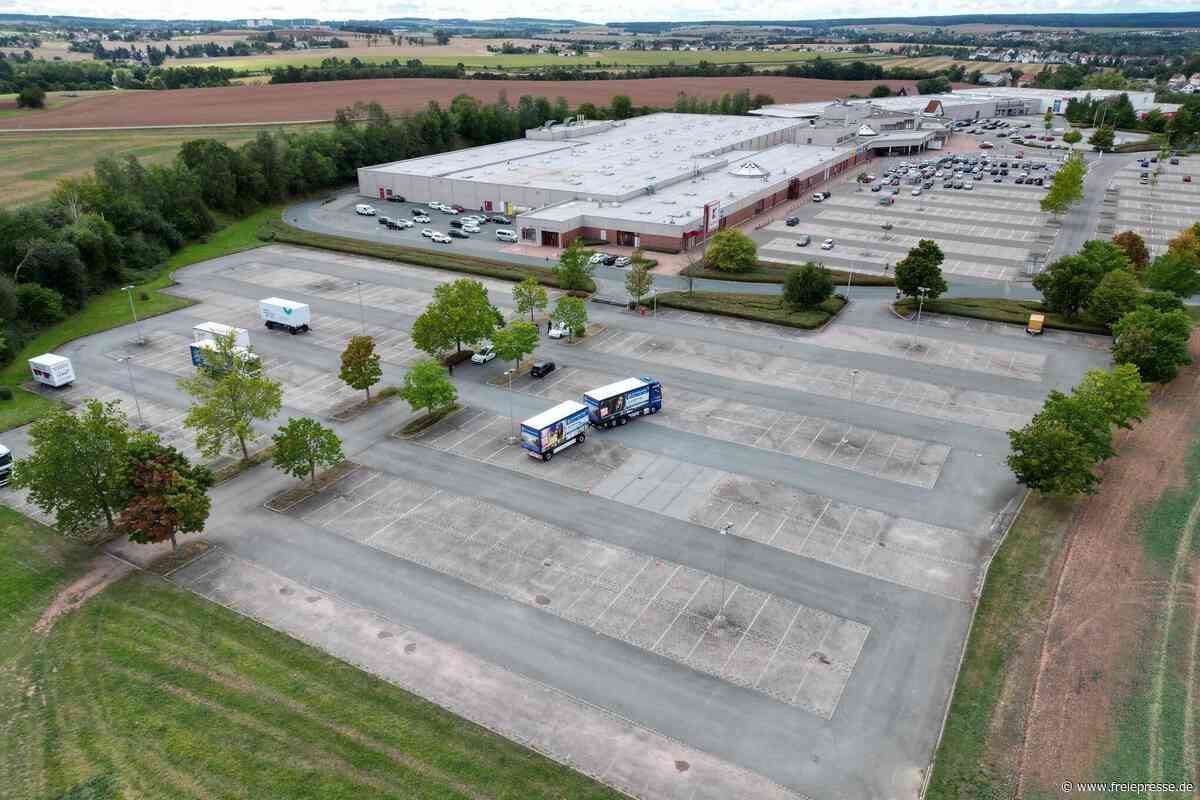 Kaufland-Parkplatz in Werdau-Steinpleis: Mopedauto am Dienstagabend umgekippt