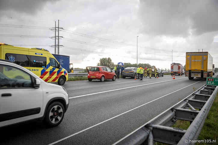 Drie auto’s betrokken bij ongeluk op A9 bij Spaarndam, twee rijstroken dicht