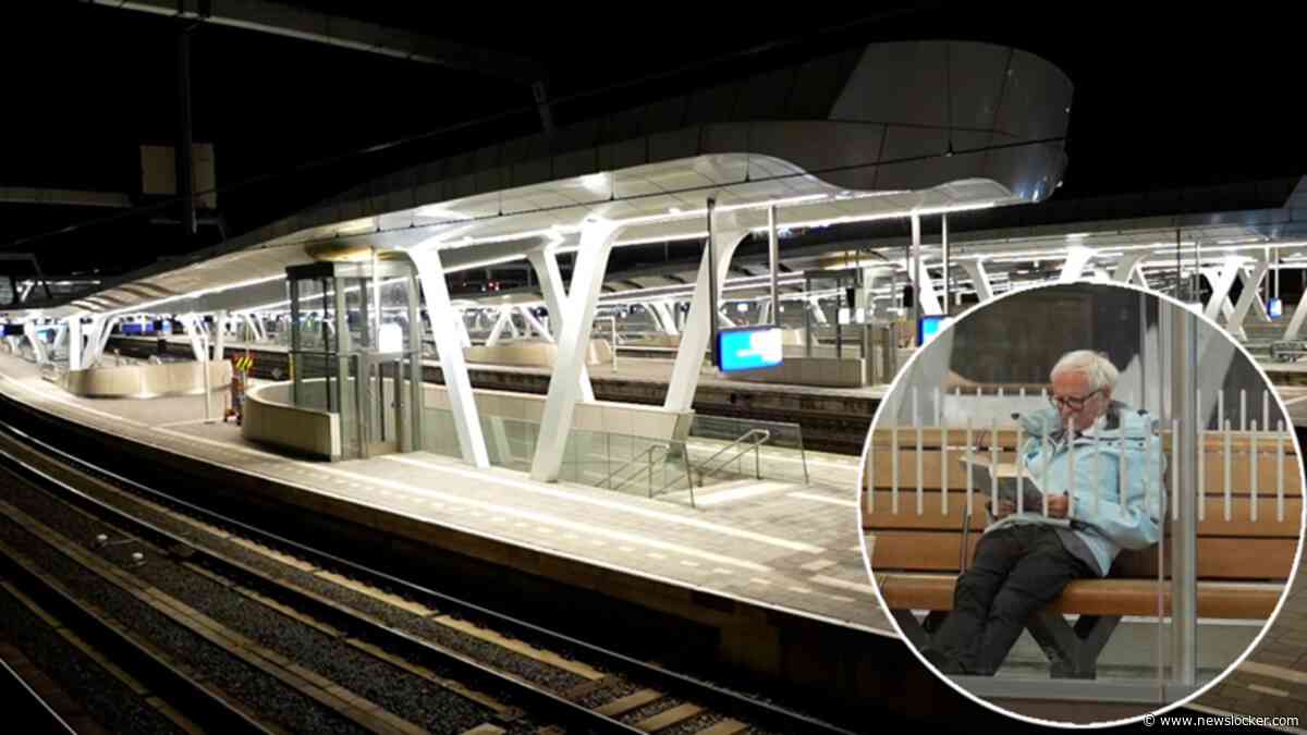 Opvallend beeld: man leest boek op leeg station Arnhem