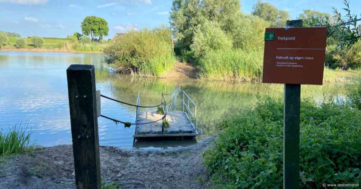 Twaalf wandelaars belandden in het water en dus verdween het pontje. Dirk en Inge willen het terug