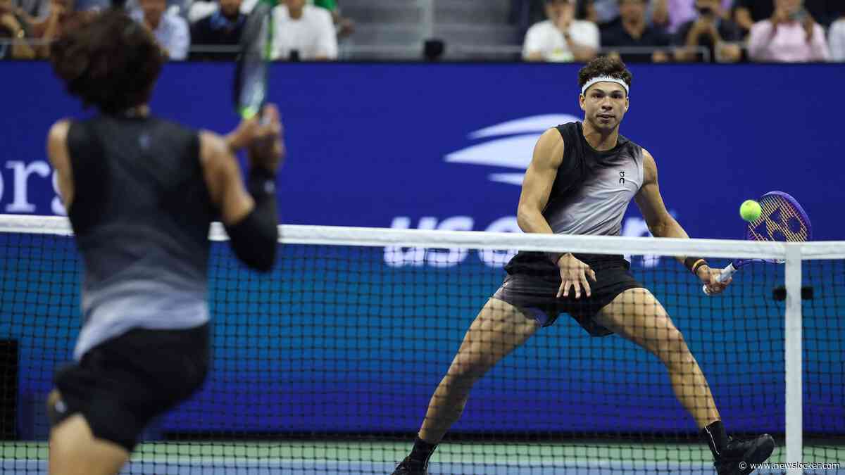 Titelverdediger Carlos Alcaraz uitgeschakeld: Ben Shelton bereikt om half vier ’s nachts halve finale US Open
