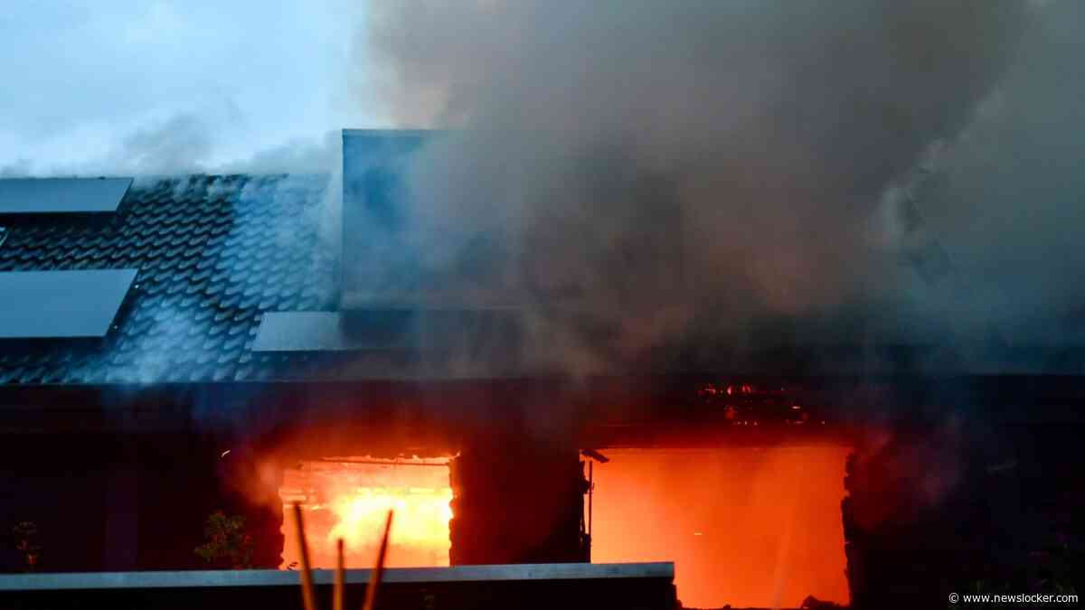 Bewoner overleden bij uitslaande woningbrand in Zwaag, hele woonblok ontruimd