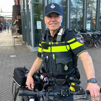 Wijkagent Jean Louis uit Zwolle is altijd tussen de mensen, op straat en online