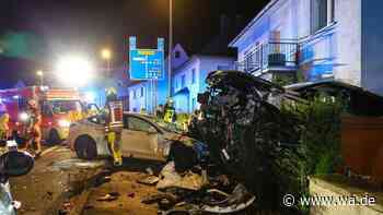 Schneise der Verwüstung: Tesla und drei weitere Autos bei Unfall komplett zerstört.