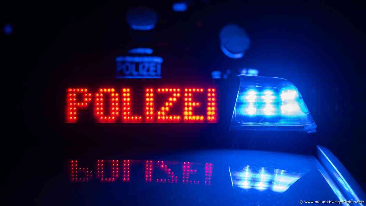 Meine: Maskierter Räuber bedroht Angestellte in Spielhalle mit Waffe