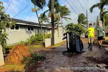 Hurricane Lowell’s fierce winds devastate Hawaii’s western islands as thousands lose power