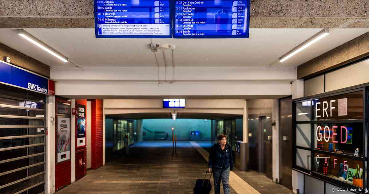 Spookstation Hengelo: Alle seinen staan op rood door staking openbaar vervoer