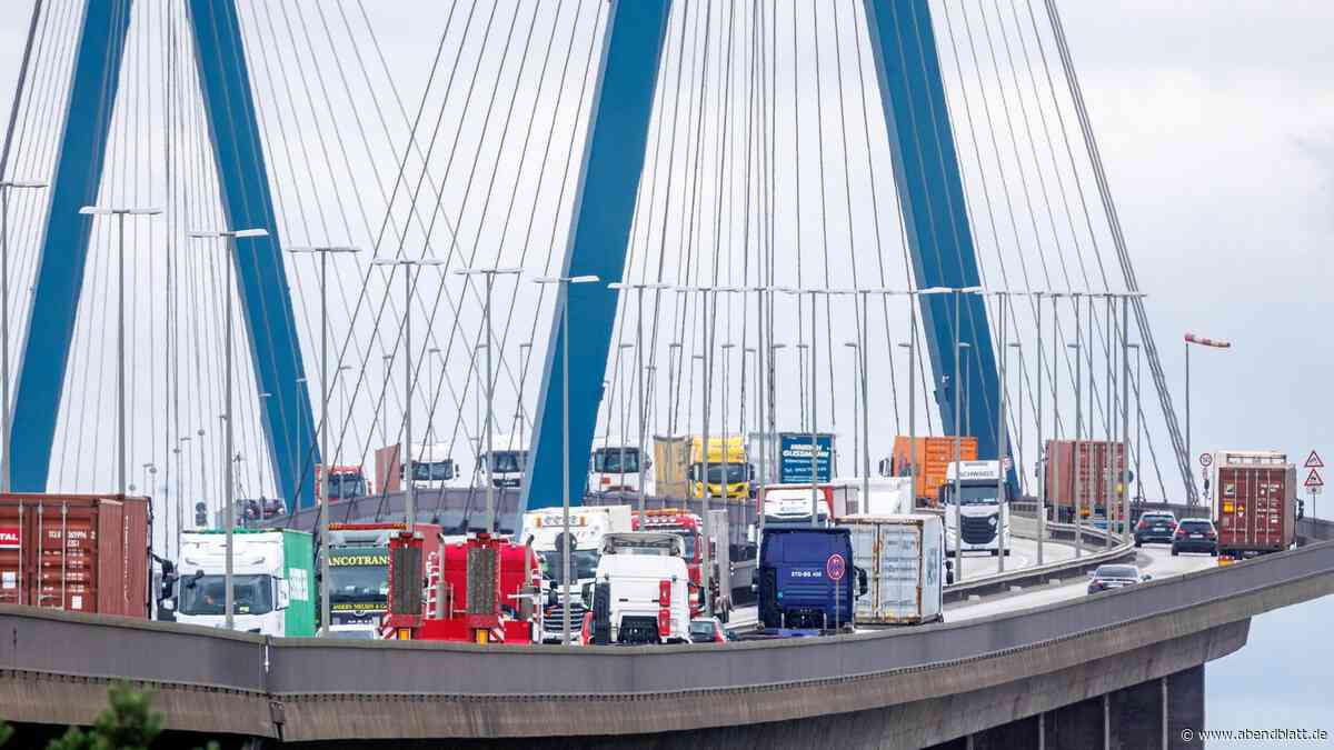 Lkw kracht in Leitplanke und sorgt für Vollsperrung der Köhlbrandbrücke
