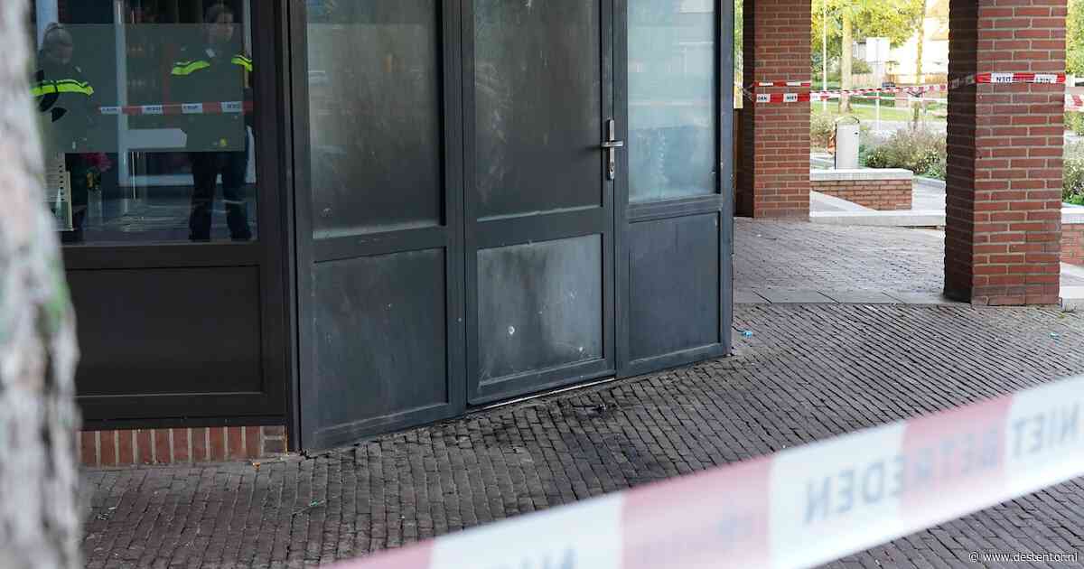 Opnieuw moet voordeur van Chinees restaurant het ontgelden: omstanders blussen brand