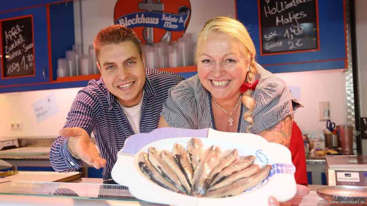 Glücksrad, Sekt und Fischbrötchen: Harburgs Kult-Markthändlerin feiert Jubiläum