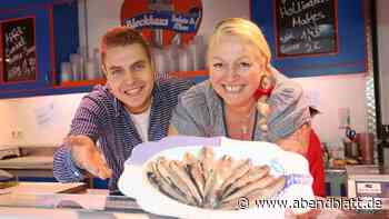 Glücksrad, Sekt und Fischbrötchen: Harburgs Kult-Markthändlerin feiert Jubiläum