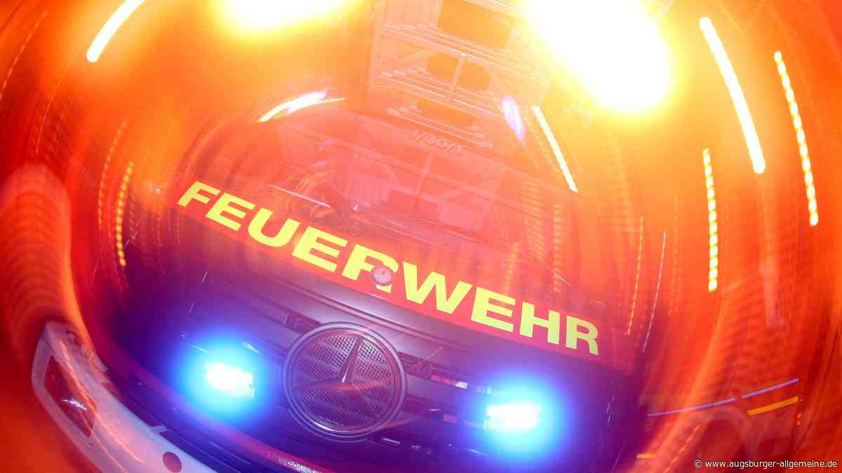 Feuerwehr rückt aus: Mann verbrennt Abfälle in einer Grube