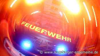 Feuerwehr rückt aus: Mann verbrennt Abfälle in einer Grube