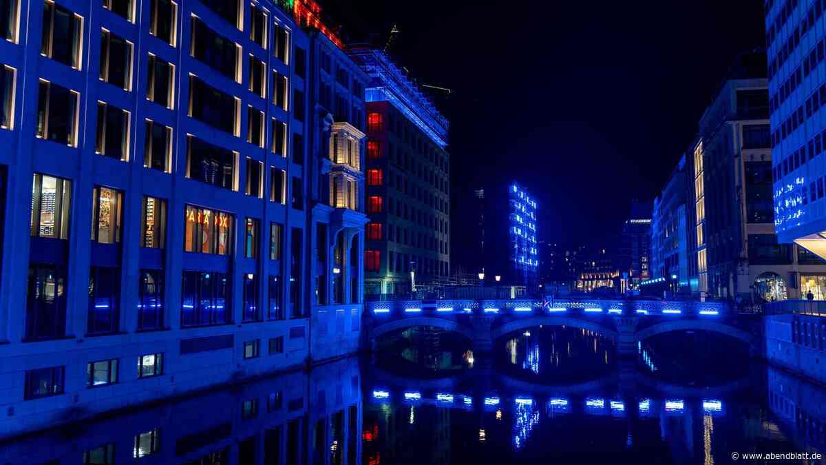 Hamburgs City leuchtet blau – mit Lichtshow „wie am Pariser Eiffelturm“