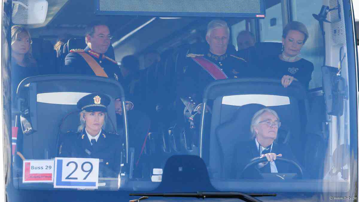 Trauerfeier für König Harald: Die Royals kommen im Bus an