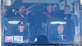Trauerfeier für König Harald: Die Royals kommen im Bus an