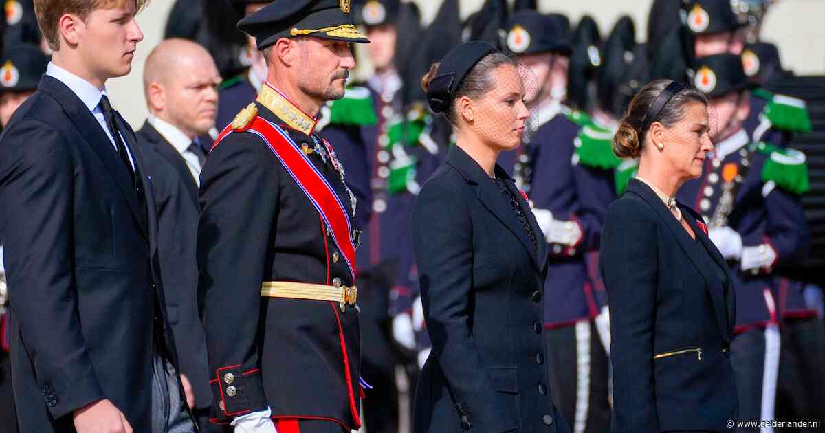 Processie voor koning Harald begonnen, ook Willem-Alexander, Máxima en Amalia lopen mee