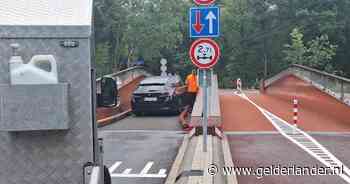 Opnieuw loopt auto vast op bruggetje in Molenhoek: één wiel blijft op stalen buis hangen