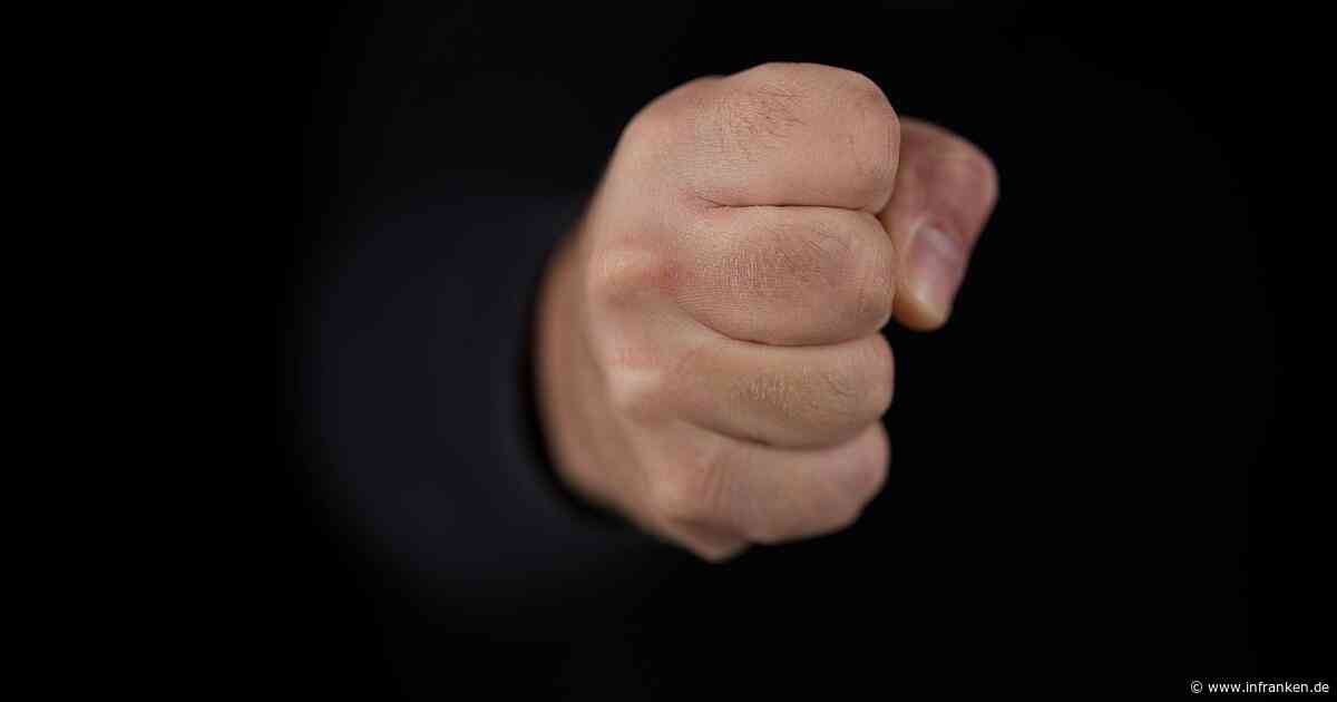 Kitzingen: Unbekannter schlägt Frau mit Faust ins Gesicht