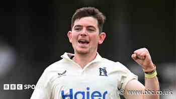 Bamber boosts Bears as Glamorgan crumble
