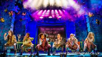 'I loved the costumes, the sets, everything' - Annie at Hull New Theatre review