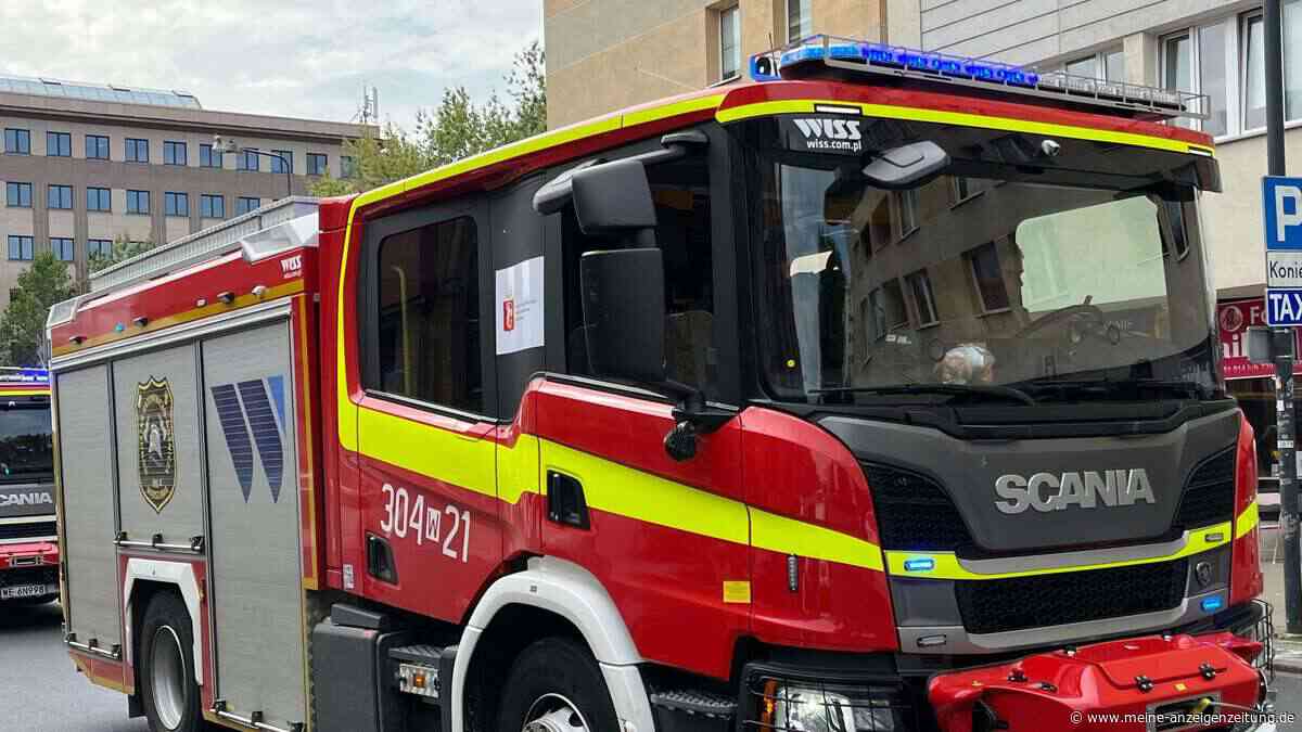 Zug in Polen erfasst Laster und entgleist