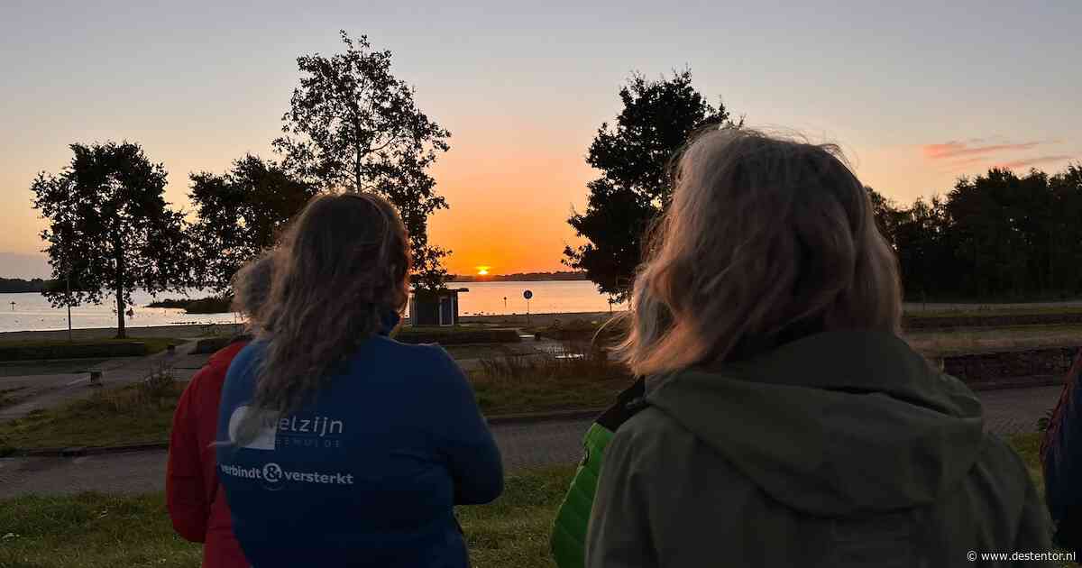 Schouder aan schouder lopen zij deze ochtend naar de zonsopgang: ‘Ik denk nog elke dag aan hem’