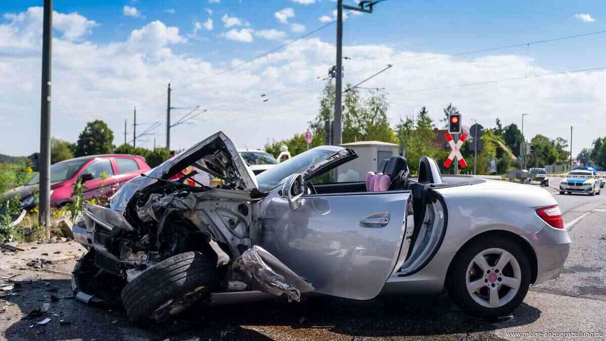 Betrunkene rammt zwei Autos: Frau mit Hubschrauber ins Klinikum geflogen