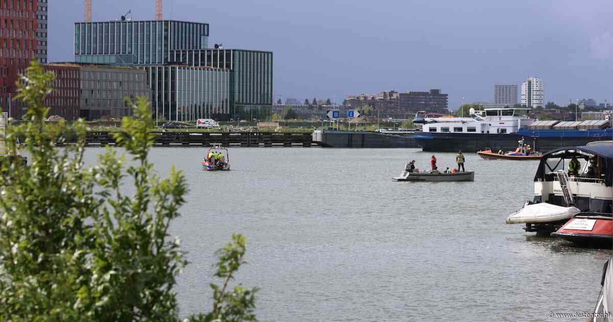 Grote zoekactie na melding persoon te water bij Zuiderzeeweg in Amsterdam