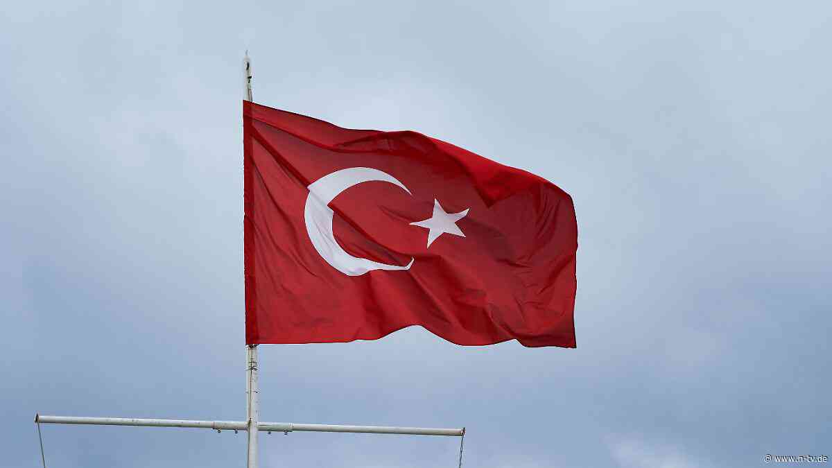 Mehrere Jahre Haft möglich: Tourist soll auf Türkei-Flagge gespuckt haben - Festnahme