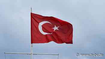 Mehrere Jahre Haft möglich: Tourist soll auf Türkei-Flagge gespuckt haben - Festnahme