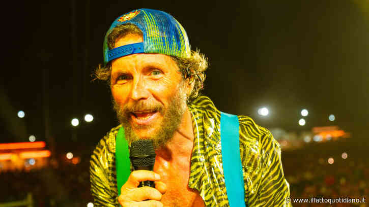 “A Barletta c’è l’amianto, chissà se era vero o mica tanto. La politica è un brutto affare sia quella nazionale che quella locale”: l’ironia di Jovanotti dopo il concerto annullato