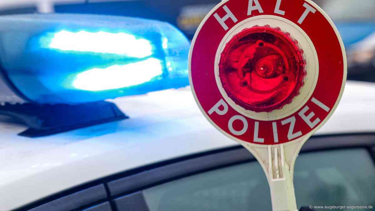 Fahrradfahrer beleidigt und attackiert in Augsburg Polizisten